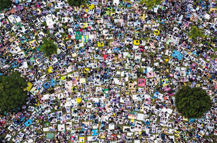 Back when this picture hit the tl and people thought these are some houses but it was just Armys that gathered at the Yeouido park to celebrate 2023 Festa