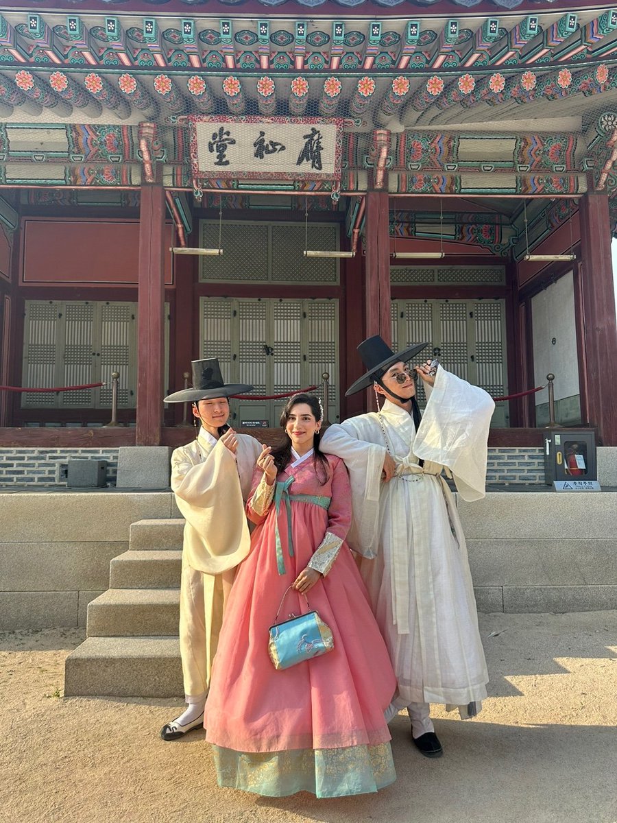 오늘은 경복궁에 다녀왔소이다.

함께 찍힌 양반 : 애기선비 재웅이<a href="/_SuhJae/">서재</a>

찍어준 양반 :정화양반 @kim_jeonghwa__