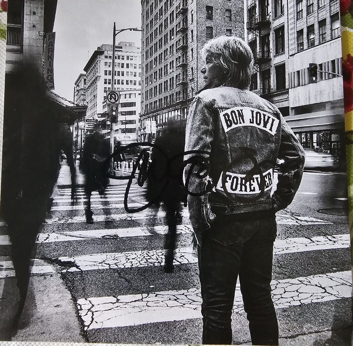KimHuber14's tweet photo. @EileenNJ0918 @Jerrybraden92 @jonbonjovi @BonJovi I got mine yesterday. So excited! https://t.co/pHzFj9Tn89