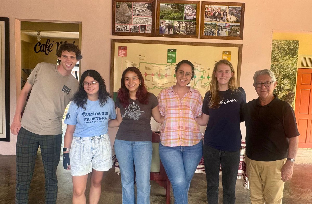 Alexis Massol con estudiantes de internado de verano en Casa Pueblo de las universidades de Princeton, Guelph en Canadá, Notre Dame y Northern Arizona.