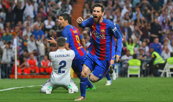 No puedo dejar de pensar lo similar que es gol de Alexia Putellas contra Lyon, al gol de Leo Messi al Madrid...
Desde accion, asistencia, gol, celebracion, los rivales de rodillas...hasta los goleadores...es casi un copy paste.
2 🐐🐐, 2 👑👑