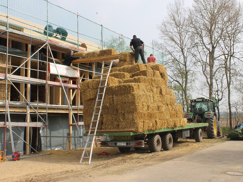 BurchertMichael's tweet photo. Ok, more #strawbuilding content! Let's start a #howtostrawbalebuilding series.
This time we talk about compressing or re-sizing straw bales lengthwise. Thread 🧵
Foto: 'Classic' https://t.co/83u14YlMQ9 style 6-family straw timber clay lime house by https://t.co/uatM9N7M8N https://t.co/gGChxHhoxr