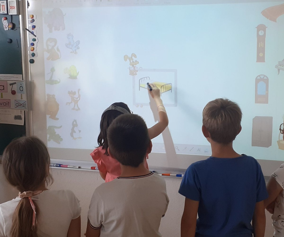 Sophie_Dony's tweet photo. Apprendre l'anglais avec le numérique avec @ErunVesoul1 dans la classe de CE1 CE2 de Trésilley : jeux sur le TBI, sur #learningapps et découverte de #CaptainKelly, assistant vocal pour l'apprentissage de l'anglais @CircoVesoul1 @DelphineRaba @DSDEN70 https://t.co/Qr7uNahYjW