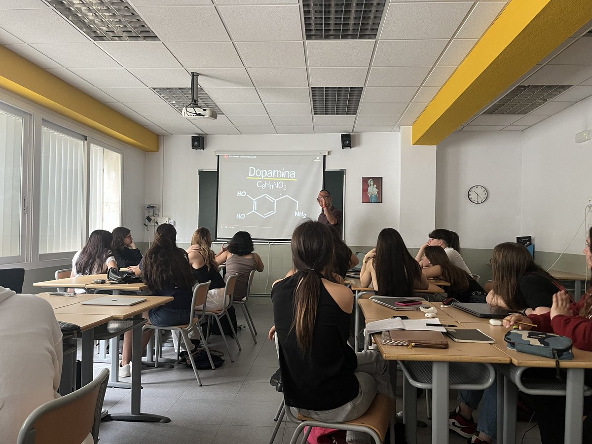 angelsricart's tweet photo. Els alumnes de #Batx1 @LopezVicuBCN fan un taller #storytelling. Gràcies @escac https://t.co/yfbWtd4CFc