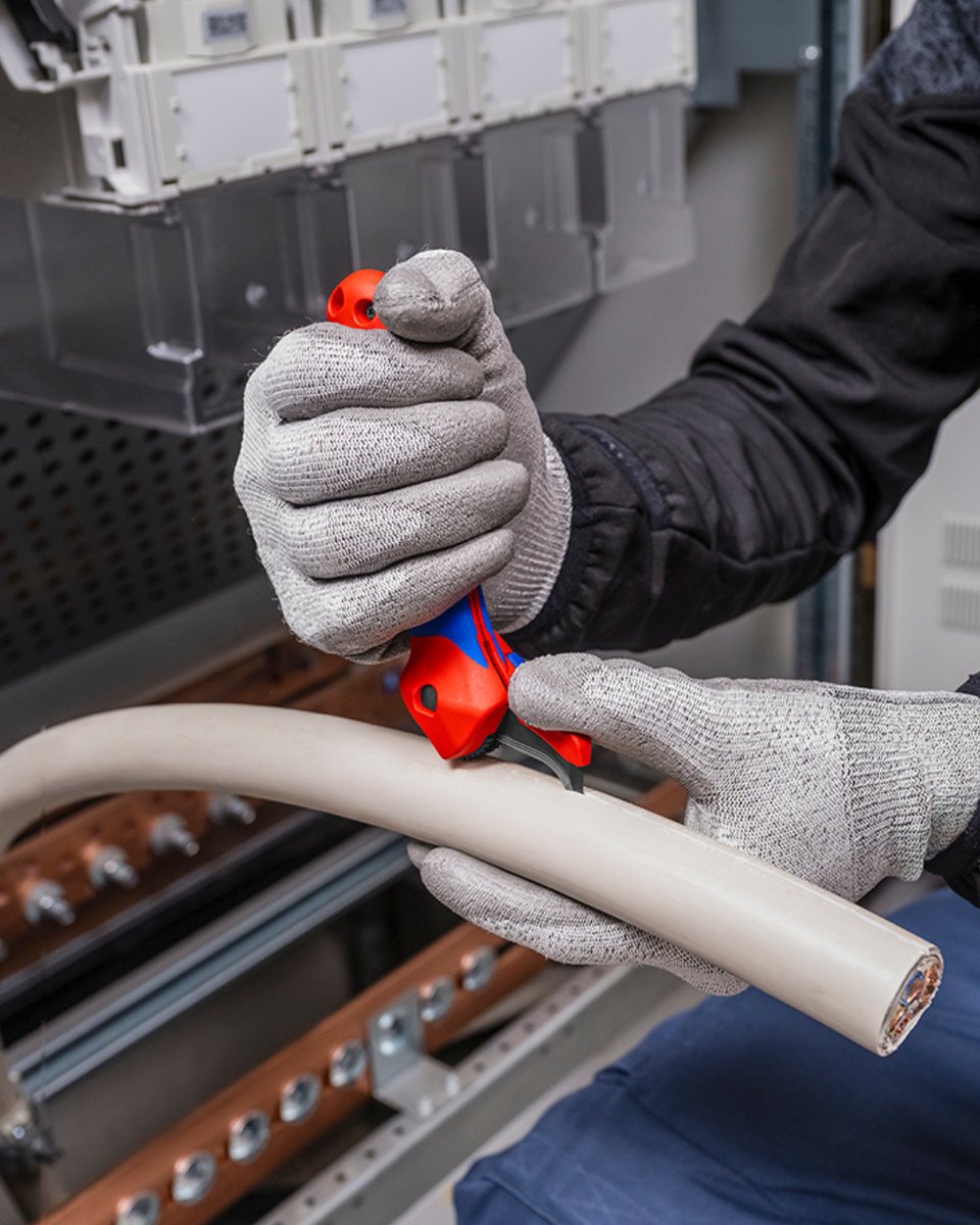 knipex_uk's tweet image. 💥 Introducing the latest addition to our cutting-edge lineup: the KNIPEX Stripping Knife (16 50 145 SB)! 

Tap the link to learn more about the NEW KNIPEX Stripping Knife 
knipex.com/en-uk/products…

#KNIPEX #StrippingKnife #CableTools