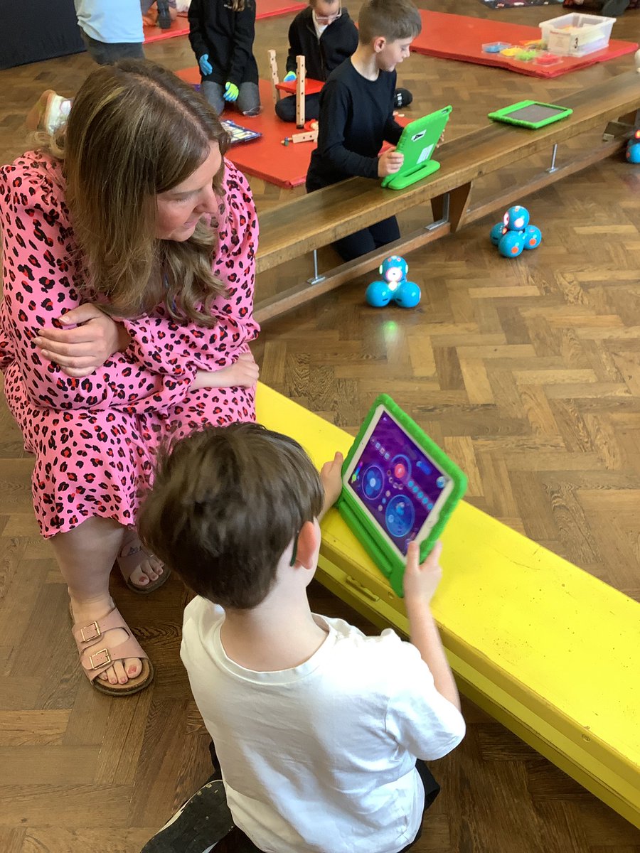 Y3OPS's tweet image. What a wonderful time we are having! The children are excited and engaged and are showing determination, resilience, teamwork and collaboration #reflected @Maker_Futures