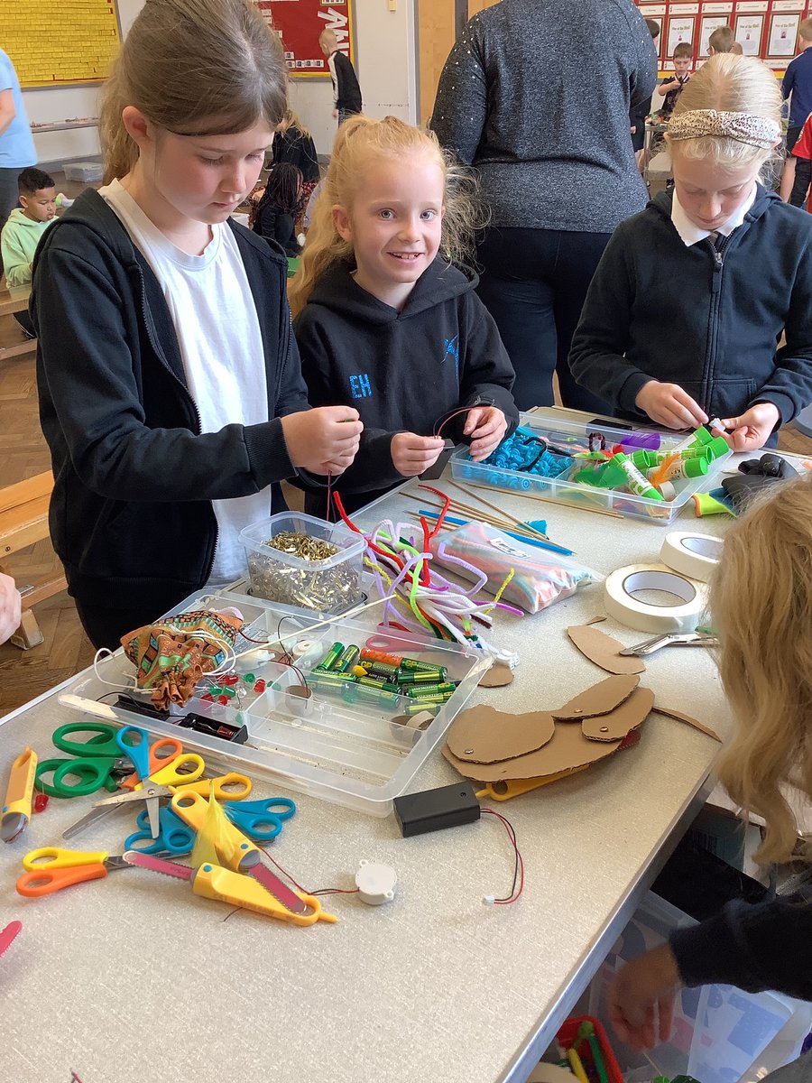 Y3OPS's tweet image. What a wonderful time we are having! The children are excited and engaged and are showing determination, resilience, teamwork and collaboration #reflected @Maker_Futures