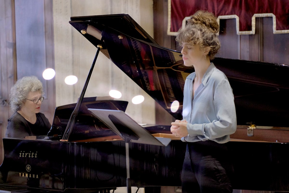 SMTOlimpico's tweet photo. 🎭 L'attrice #marialuisazaltron e la pianista #StefaniaRedaelli ci hanno fatto immergere nel e suggestivo Melologo "Enoch Arden" di Richard Strauss, nell'adattamento di #MatteoSalimbeni. Un connubio di musica e narrazione che ci ha trasportato in mondi lontani. 

📸 A. Magazzino https://t.co/w2VHAmz5YX