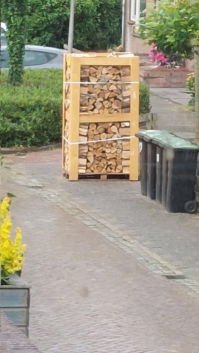 PeterBerbee's tweet photo. DEEL EN LIKE SVP ALS JE EEN VERBOD EIST VAN DE OVERHEID Hoeveel risico in woonwijken is toegestaan?#fijnstof #astma #kanker #COPD #hartfalen #PAKS #medicijnentekort #houtrook #roet #woningbrand omdat deze meneer het hele jaar in zijn t-shirtje wil zitten? https://t.co/BlWOcbxra0