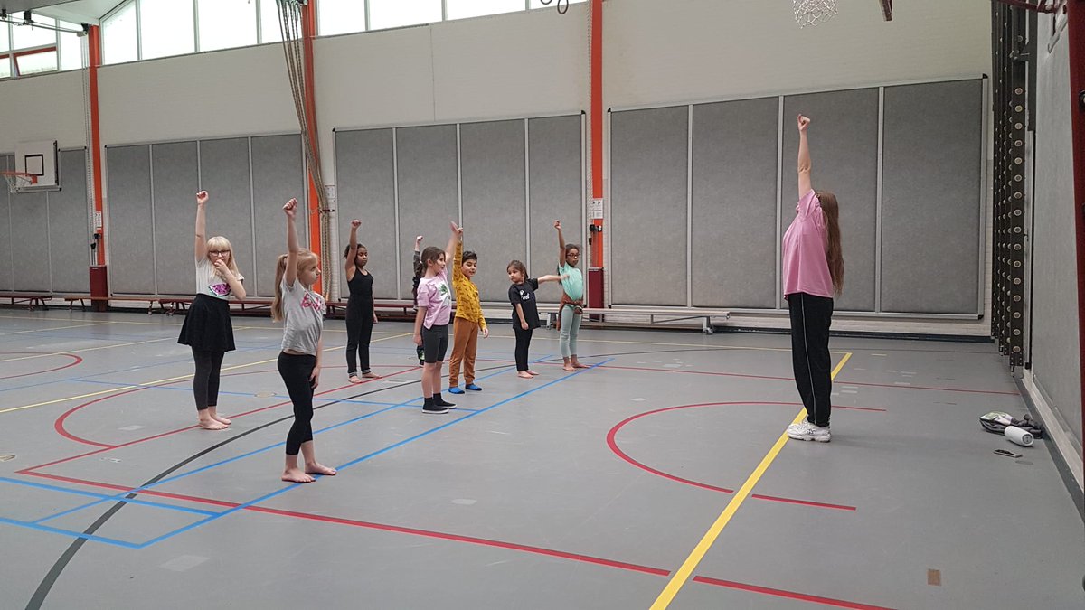Kidsdance in Pendrecht 💃🕺

Tijdens de Kidsdance lessen maken ze bij Dansschool Footstepz gebruik van verschillende muziek- en dansstijlen. De muziekstijlen zijn Pop, R&amp;B, Latin, House e.a...

Lees verder via  👉  shorturl.at/OT4i8

#Pendrecht