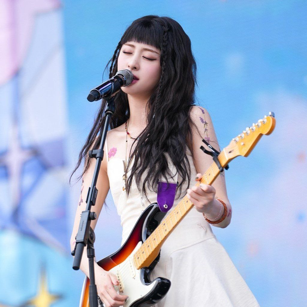 - ⨟ ׅ في مثل هذا اليوم قبل عام واحد، قام يونجين بأداء أغنية "Blessing in Disguise" في مهرجان Weverse Con لعام 2023!💚