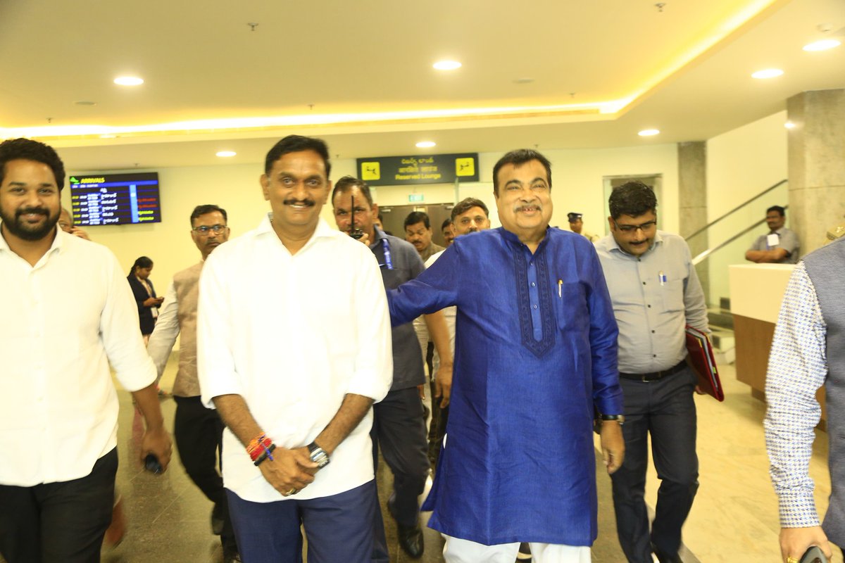KesineniS's tweet photo. ఆంధ్రప్రదేశ్ రాష్ట్ర ముఖ్యమంత్రిగా శ్రీ నారా చంద్రబాబు నాయుడు గారి ప్రమాణ స్వీకారోత్సవం సందర్భంగా గన్నవరం విమానాశ్రయానికి విచ్చేసిన కేంద్రం మంత్రి నితిన్ గడ్కరీ గారిని అమలాపురం పార్లమెంట్ సభ్యులు హరీష్ బాలయోగి గారితో కలిసి స్వాగతం పలకడం జరిగింది...

#KutamiTsunami #TDPJSPBJPTogether #NaraChandrababuNaidu #NaraLokesh #NarendraModi #NithinGadkari #TeluguDesamParty #HarishBalayogi