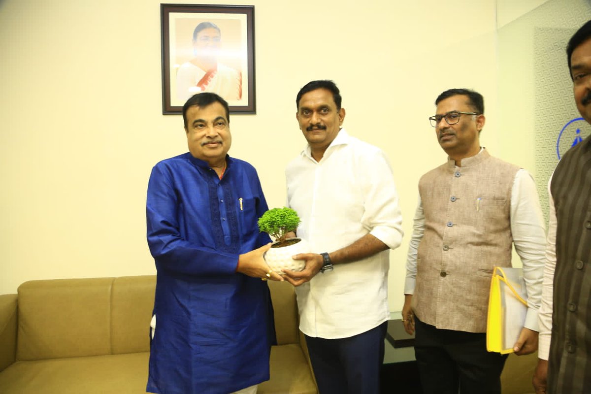 KesineniS's tweet photo. ఆంధ్రప్రదేశ్ రాష్ట్ర ముఖ్యమంత్రిగా శ్రీ నారా చంద్రబాబు నాయుడు గారి ప్రమాణ స్వీకారోత్సవం సందర్భంగా గన్నవరం విమానాశ్రయానికి విచ్చేసిన కేంద్రం మంత్రి నితిన్ గడ్కరీ గారిని అమలాపురం పార్లమెంట్ సభ్యులు హరీష్ బాలయోగి గారితో కలిసి స్వాగతం పలకడం జరిగింది...

#KutamiTsunami #TDPJSPBJPTogether #NaraChandrababuNaidu #NaraLokesh #NarendraModi #NithinGadkari #TeluguDesamParty #HarishBalayogi