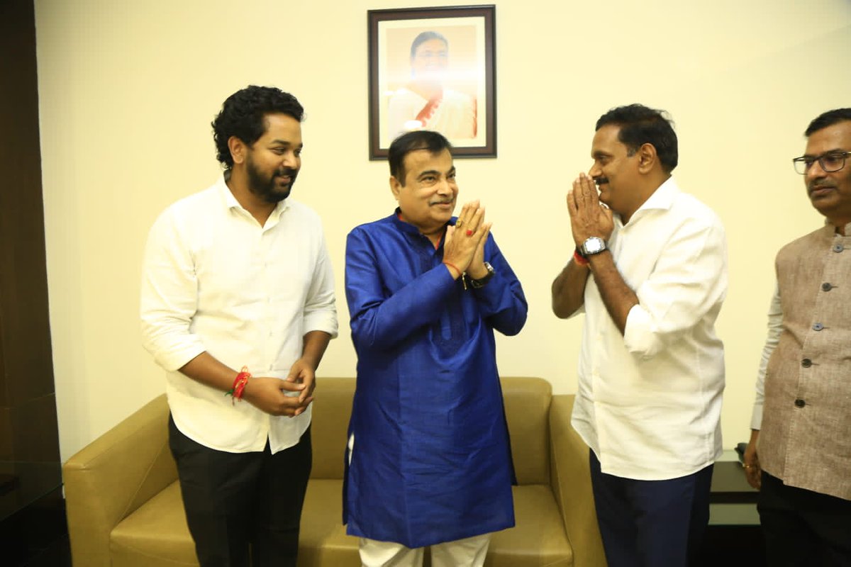 KesineniS's tweet photo. ఆంధ్రప్రదేశ్ రాష్ట్ర ముఖ్యమంత్రిగా శ్రీ నారా చంద్రబాబు నాయుడు గారి ప్రమాణ స్వీకారోత్సవం సందర్భంగా గన్నవరం విమానాశ్రయానికి విచ్చేసిన కేంద్రం మంత్రి నితిన్ గడ్కరీ గారిని అమలాపురం పార్లమెంట్ సభ్యులు హరీష్ బాలయోగి గారితో కలిసి స్వాగతం పలకడం జరిగింది...

#KutamiTsunami #TDPJSPBJPTogether #NaraChandrababuNaidu #NaraLokesh #NarendraModi #NithinGadkari #TeluguDesamParty #HarishBalayogi