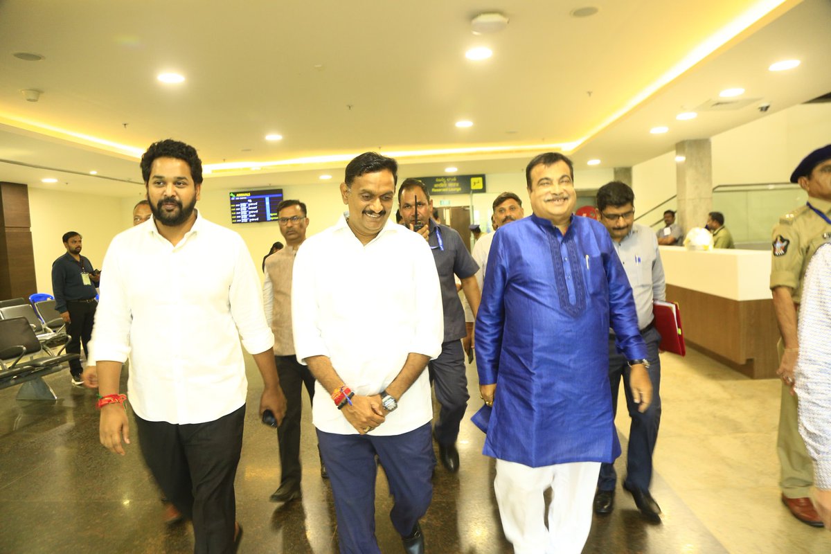 KesineniS's tweet photo. ఆంధ్రప్రదేశ్ రాష్ట్ర ముఖ్యమంత్రిగా శ్రీ నారా చంద్రబాబు నాయుడు గారి ప్రమాణ స్వీకారోత్సవం సందర్భంగా గన్నవరం విమానాశ్రయానికి విచ్చేసిన కేంద్రం మంత్రి నితిన్ గడ్కరీ గారిని అమలాపురం పార్లమెంట్ సభ్యులు హరీష్ బాలయోగి గారితో కలిసి స్వాగతం పలకడం జరిగింది...

#KutamiTsunami #TDPJSPBJPTogether #NaraChandrababuNaidu #NaraLokesh #NarendraModi #NithinGadkari #TeluguDesamParty #HarishBalayogi