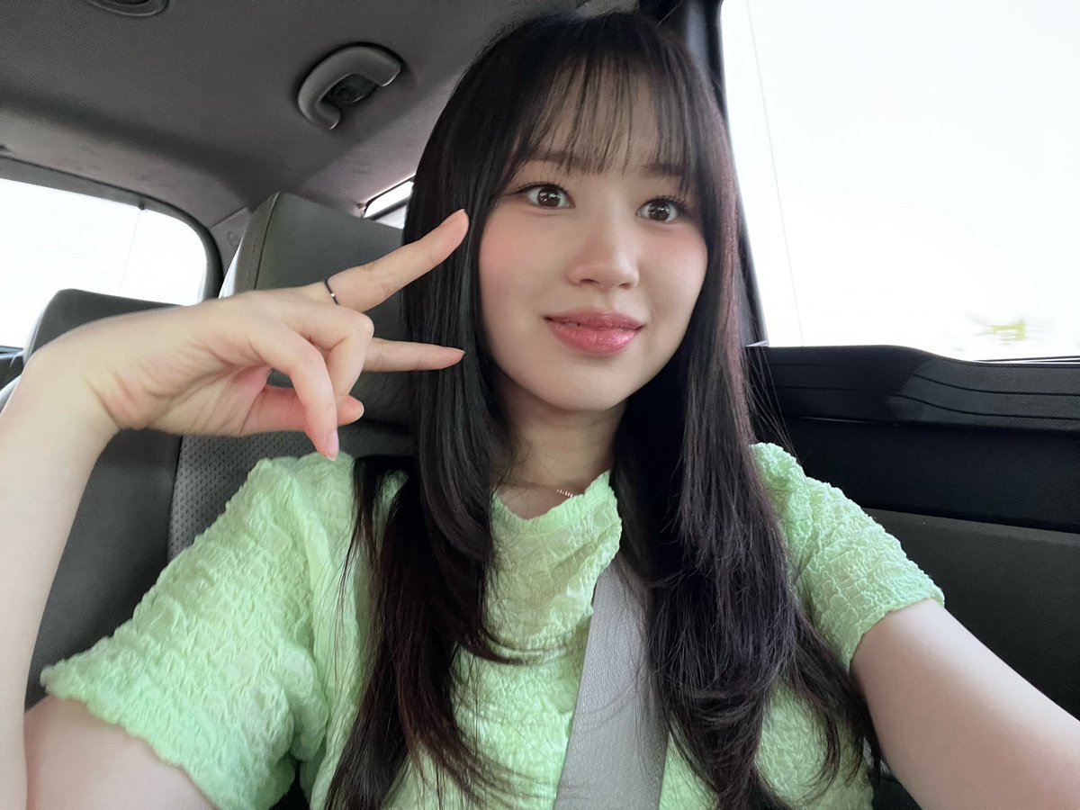 WEVERSE update 📲

“ Ki-Ling! Squeezed lunch 🌞 Make sure you eat well today and listen to the songs that come out later. 🫶🏻😎 ”

#엘리 #ELLY #위키미키