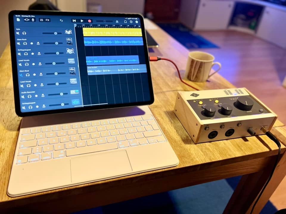UAudio's tweet photo. Capturing new ideas for breakfast ☕️
📸 Gerhard H.
#UniversalAudio #MusicProduction #AudioInterface #Recording #Volt276 https://t.co/74lYsiRV45