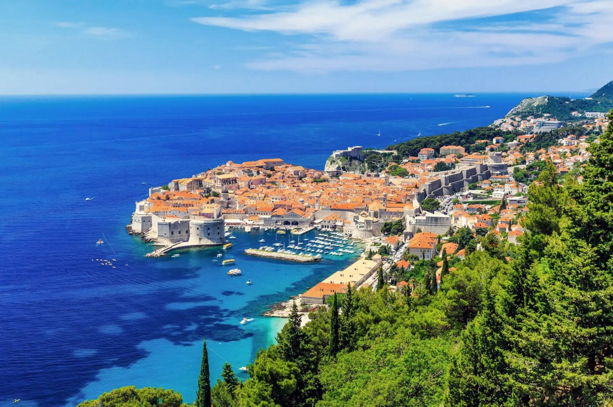 JugCerovic's tweet photo. A beautiful city needs a beautiful map: the case of #Dubrovnik

1st map: the old subpar geographic
2nd map: the new schematic  (at last!)
3rd map: my own take on the schematic

I'll be on site in a couple of weeks.

https://t.co/r8abv4v3Ax https://t.co/d0gAzGkVXs