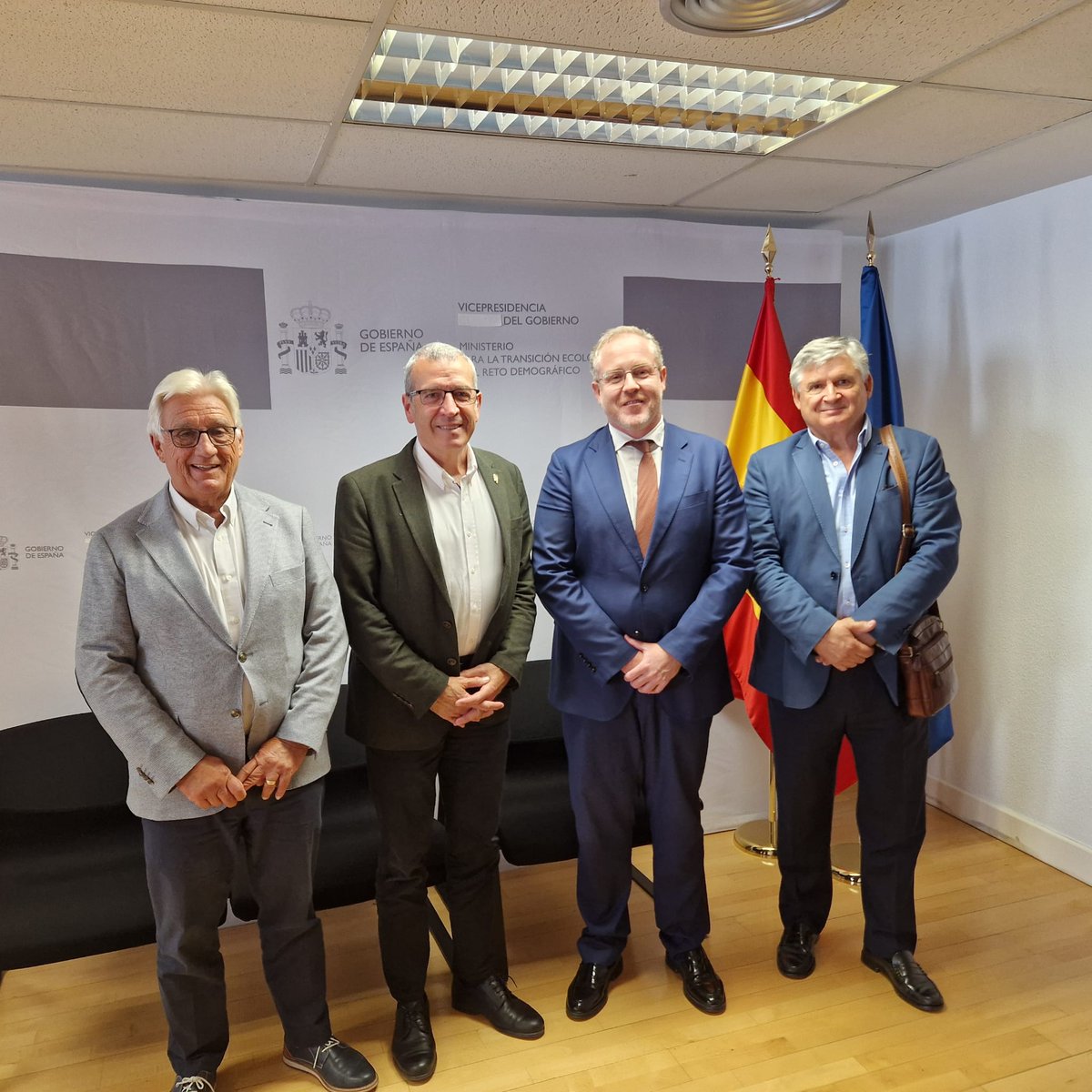 Reunión de <a href="/Pacoboya/">Francés Boya Alós</a> con Jose Antonio Carrillo, Viceconsejero de Planificación estratégica de <a href="/gobjccm/">Gobierno de Castilla-La Mancha</a> 
► para conocer las primeras agendas de desarrollo urbano y rural de Castilla-La Mancha 🏡

Colaboración entre administraciones para impulsar la innovación en zonas rurales