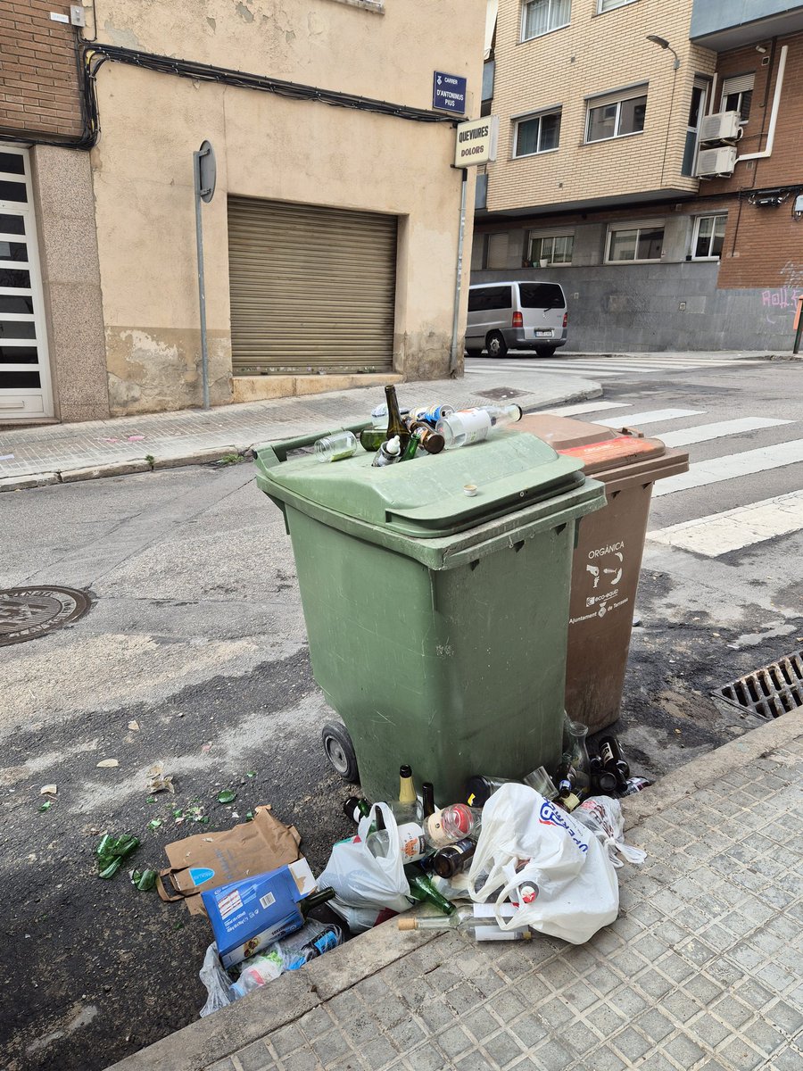 Nova Taxa de Residus Comarcal a #terrassa de la #diputaciodebarcelona , això sí. Fa una setmana que aquest contenidor està ple i  el #ecoequip no el buida