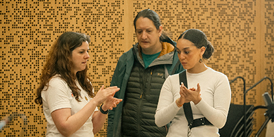 GlobalGrooves's tweet image. 🎧 Global Grooves w/ Opera North! Lead artists Holly, Leon, &amp;amp; Emma teamed up with @skyarts &amp;amp; @operanorth to record percussive &amp;amp; vocal elements for #SomewhereFilm by DisruptiveElementFilms &amp;amp; @enonfilms. Starring @jahmiahsimpson directed by @julietellis37 #GlobalGrooves #OperaNorth