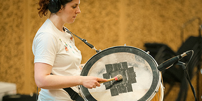 GlobalGrooves's tweet image. 🎧 Global Grooves w/ Opera North! Lead artists Holly, Leon, &amp;amp; Emma teamed up with @skyarts &amp;amp; @operanorth to record percussive &amp;amp; vocal elements for #SomewhereFilm by DisruptiveElementFilms &amp;amp; @enonfilms. Starring @jahmiahsimpson directed by @julietellis37 #GlobalGrooves #OperaNorth