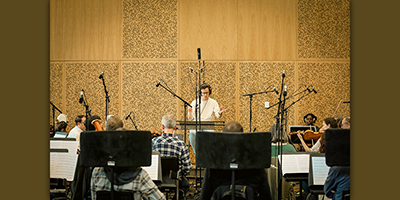 GlobalGrooves's tweet image. 🎧 Global Grooves w/ Opera North! Lead artists Holly, Leon, &amp;amp; Emma teamed up with @skyarts &amp;amp; @operanorth to record percussive &amp;amp; vocal elements for #SomewhereFilm by DisruptiveElementFilms &amp;amp; @enonfilms. Starring @jahmiahsimpson directed by @julietellis37 #GlobalGrooves #OperaNorth