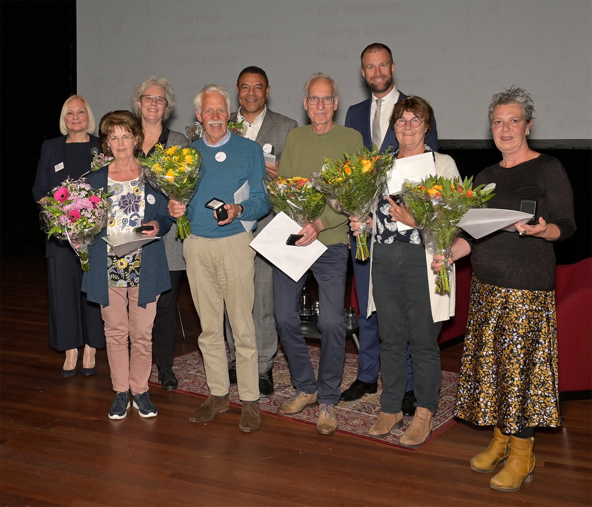 Tijdens het jubileumfeest van het jarige Taal aan Zee werden 14 trouwe vrijwilligers op 11/6 in Theater aan het Spui verrast met een Stadsspeld uit handen van wethouder <a href="/bredemeijer/">Hilbert Bredemeijer</a>. Samen hebben ze 169 jaar vrijwilligerswerkervaring bij TaZ.Gefeliciteerd!
taalaanzee.nl/stadsspeld-voo…