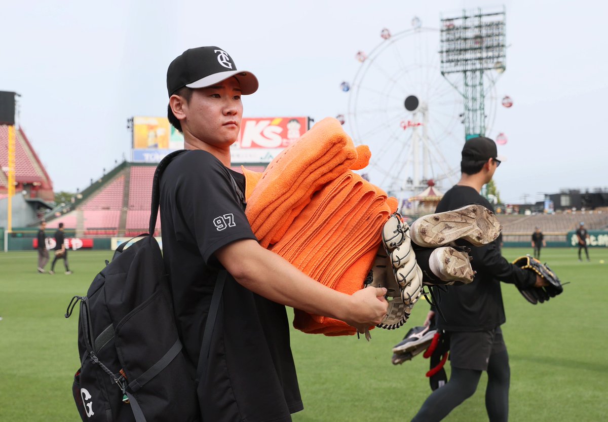 GiantFansLive's tweet photo. 【#練習風景から🏟️】　
明日先発の #井上温大 投手。若手が行うタオル運びの仕事もしっかり（撮影・佐藤徳昭）

#巨人 #giants #ジャイアンツ #サンスポ https://t.co/o5N4p3ajwh