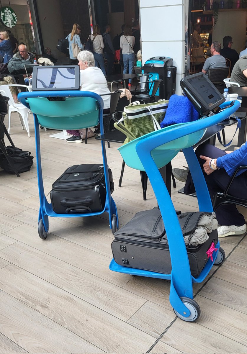 DomiPJ's tweet photo. Vous les trouvez comment ces nouveaux chariots à bagage design et profilés avec écran tactile de l'aéroport de Bruxelles? Pas mal non? Est-ce un prototype? #trolley #brusselsairport #prototype #design #luggagetroley @BrusselsAirport https://t.co/FelAJETejF