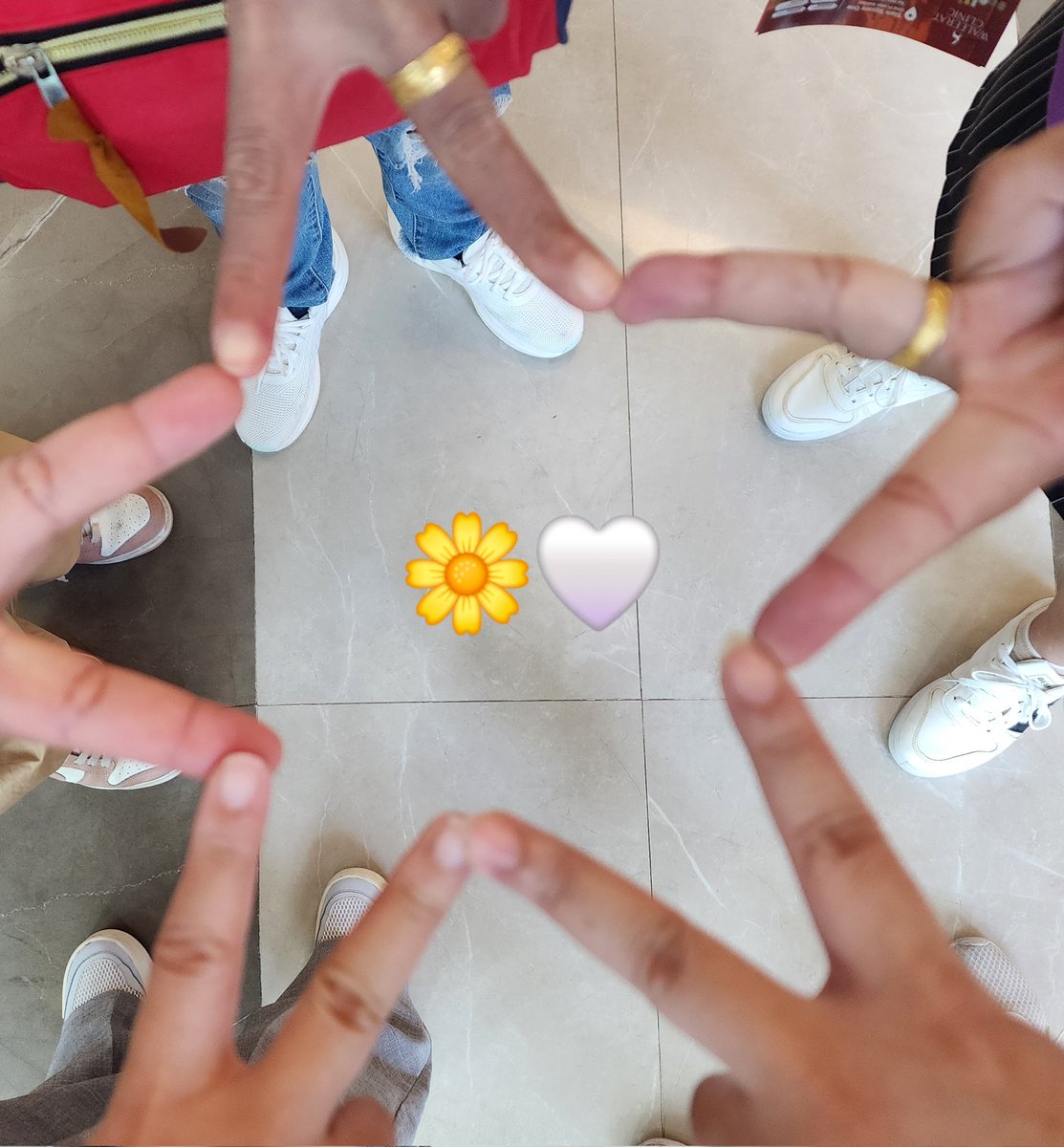 ณ จุดๆนี้ ประชากร #JSY 8คนถ้วน🤣 วอมเสียงรอ เรียกน้องเจมมมมมมมมม 😱
กรุงเทพกลางเมือง3
กรุงเทพปริมณฑล1
นนทบุรี1
นครสวรรค์1 ไม่เข้ากล้อง
ปราจีนบุรี1
รัสเซีย 1 

 อยู่ข้างกล้องตรงกลางพรมม่วงนะหัวหน้า  #Jamessu