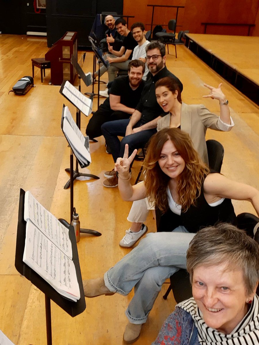 Ez al da zoragarria SATURRARAN operaren bakarlarien argazki hau? 😍 
Entseguetan jo ta ke ari dira, estreinaldirako zortzi egun baino ez direlako falta. Baina jarrera baikorra eta irrifarrak tarteko, erronkaren aurrean beldurrik ez! 
Aurrera ekipo! 💪🏽💪🏽💪🏽
#Bilbo #ArriagaAntzokia