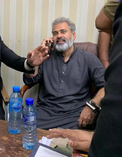 khurram143's tweet image. ہتھکڑیوں میں عمران ریاض خان کو عدالت پیش کر دیا گیا۔۔!!