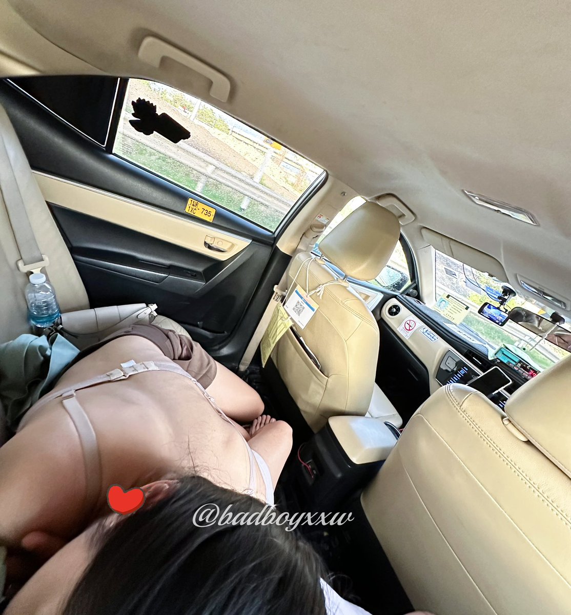 เรา : พี่คะ ขับไปเรื่อยๆ แล้ววนมาส่งที่เดิมนะคะ 
Taxi : ได้ครับ ( ทำหน้างงๆ )
เรา : แอบดูได้นะคะ แต่ระวังทิ่มคันหน้านะ ☺️
Taxi : ( ไม่ตอบ แต่มองกระจกหลังเรื่อยๆ )

มีภาคต่อน้าาา.... 👅 
<a href="/nammunzzz/">𝒶𝓁𝓁 𝒶𝒷𝑜𝓊𝓉 𝓁𝒶𝓈𝓉 𝓃𝒾𝑔𝒽𝓉 💋</a>