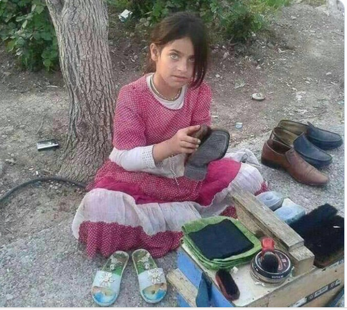 Naziabad1398's tweet photo. #مريم_رجوى : در حاکمیت آخوندی، کودکان قربانی غارت، فساد و سرکوب حکومتاند. آنها نانآور خانواده یا در کارهای سخت کولبری، زبالهگردی هستند و یا کارتنخواب و گورخواب. درمان این همه تباهی و سیاهی، سرنگونی حاکمیت کودککش آخوندی است. #کودکان_کار #EndChildLabou https://t.co/hiH9V0xU05