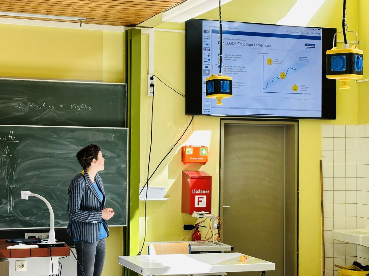 mzswp_rlp's tweet image. Heute ist die 2. Arbeitstagung der 3. Runde des #Robolab-Projekts.🤖
Die teilnehmenden Schulen haben ihre #LegoSpike-Essentials mit dabei.
Viel Spaß und eine erfolgreiche Veranstaltung! 🤗💡
Vielen Dank an den Gastgeber - das Hugo Ball Gymnasium 👍🏻🙏🏻
@pl_rlp @digiKompRLP