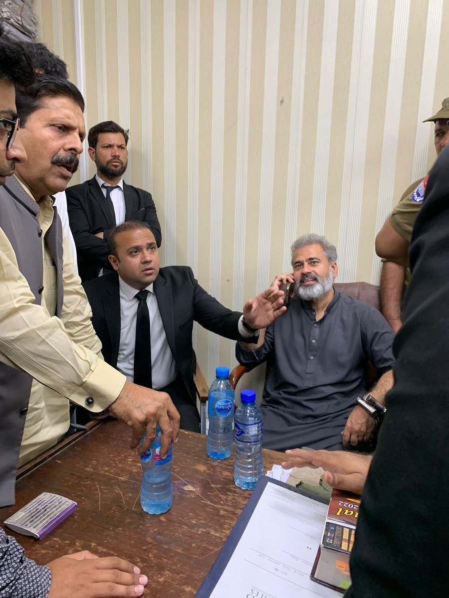 ShakirAwan88's tweet image. رات 3 بجے مقدمہ درج کیا،، مدعی کا نمبر بند،،، مدعی غائب،،، صرف حج کی سعادت سے محروم کرنے کےلیے ہنجاب حکومت جلاد بن چکی ہے،،،