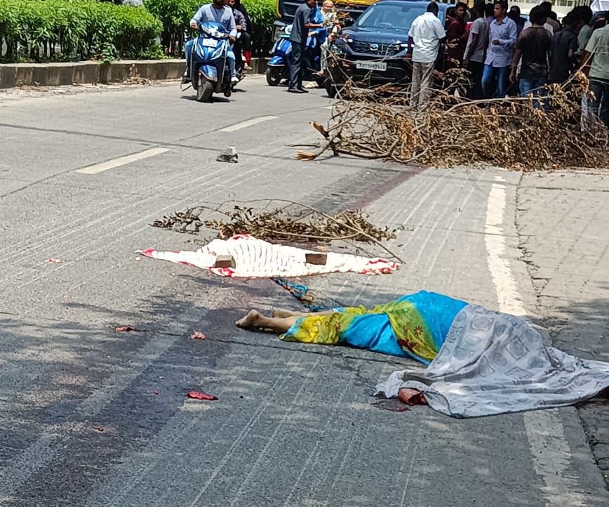 VijayKumbhar62's tweet photo. Another accident in Pune. This accident is so terrible that this woman's head has been split.

How many more victims will have to suffer in the future in Pune due to the corrupt alliance of builders, politicians, and government officials? Who knows. #PunePorscheCarAccident 

 https://t.co/qOaDntEdNt