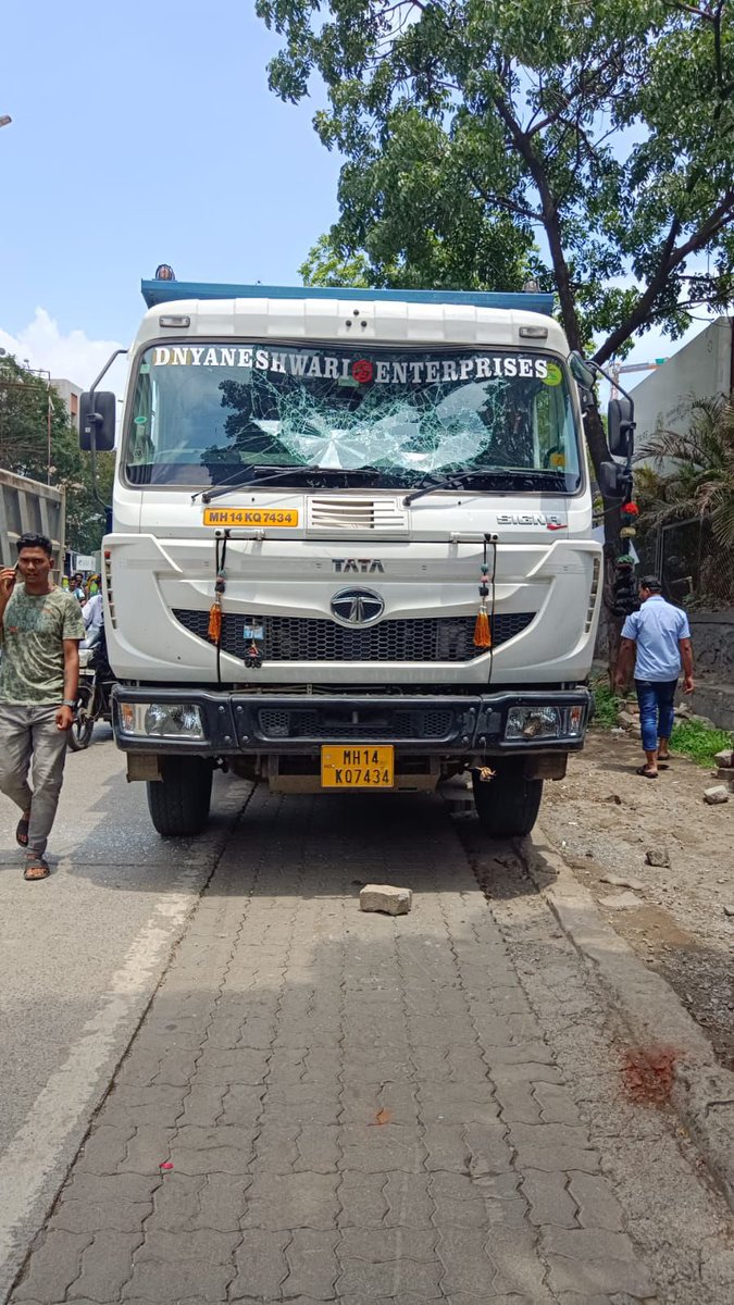 VijayKumbhar62's tweet photo. Another accident in Pune. This accident is so terrible that this woman's head has been split.

How many more victims will have to suffer in the future in Pune due to the corrupt alliance of builders, politicians, and government officials? Who knows. #PunePorscheCarAccident 

 https://t.co/qOaDntEdNt