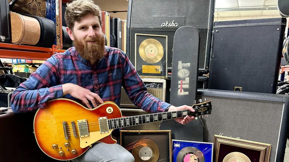 MeteorTutors's tweet photo. The 1974 Les Paul Custom guitar heard in the solo of Kate Bush's Wuthering Heights debut track has sold for £21,500 - including fees - at auction: https://t.co/YqfFUQkDxn #LesPaul #guitar #solo #KateBush #WutheringHeights #guitarsolo #auction #classictracks #debuttrack https://t.co/eRx15cgQQ5