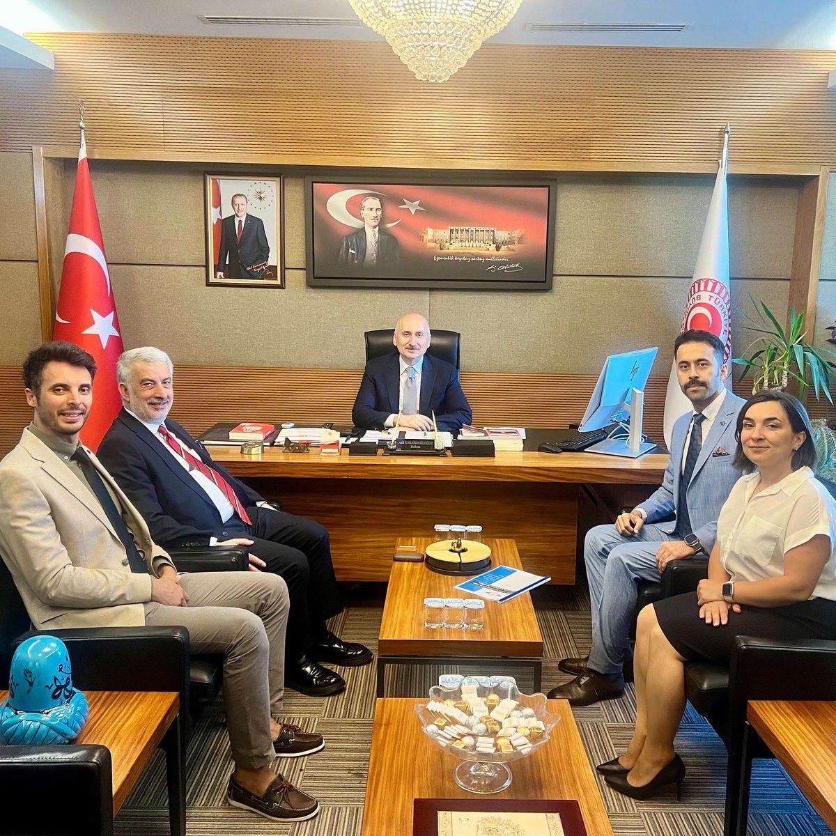 Sendika Yönetim Kurulumuz, TBMM Bayındırlık, İmar, Ulaştırma ve Turizm Komisyonu Başkanı Sn. Adil KARAİSMAİLOĞLU’nu ziyaret etti. Komisyon görüşmelerinde hava trafik kontrolörlerimizin önemini vurgulayan konuşmalarından ötürü teşekkür edilerek, özlük haklarına ilişkin problemler