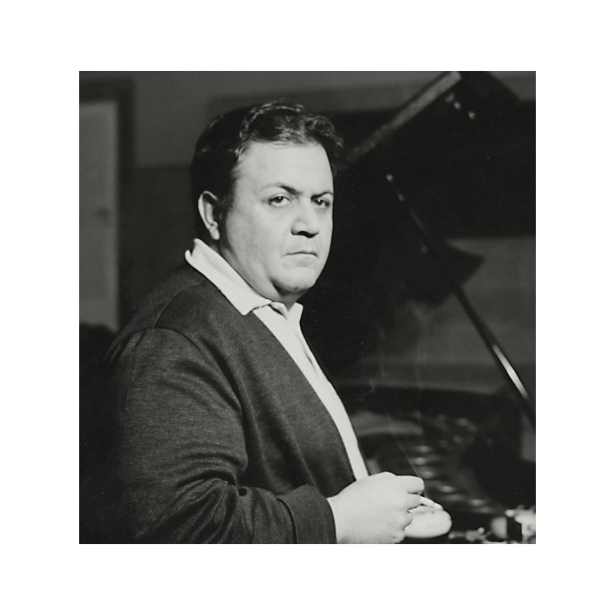 🐚 «Κορίτσια κι αγόρια με γυαλιά, έτσι καθώς κοιτάτε με απορία κι αγανάκτηση για ό,τι συμβαίνει γύρω σας, είμαι μαζί σας. Και σας αγαπώ».

Σαν σήμερα έφυγε από τη ζωή ο Μάνος Χατζιδάκις

#thimamaimeenanstixo #80yearsIkaros #manoschatzidakis