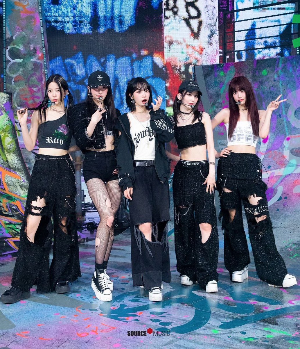 لقد تجاوزت أغنية " Eve, Psyche &amp; The Bluebeard's Wife " ليسيرافيم 100,000,000 مليون مشاهدة على اليوتيوب.
#LE_SSERAFIM #르세라핌