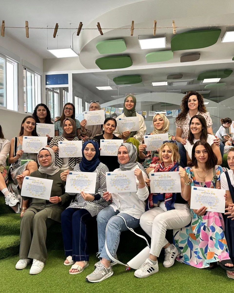 Batmancamlitepe's tweet photo. Erasmus+ Okul Akreditasyonu kapsamında İspanya/Valencia hareketliliği eğitimi tamamlanmış olup,hareketliliğe katılan Yağmur Deniz ÖZEN ERTEKİN, Fatima DOĞRU ve Büşra HATTAPOĞLU'nu tebrik eder,başarılarının devamını dileriz 💐 @tcmeb @BatmanilMEM @Batman_mem_arge @MahmutKurtaran1 https://t.co/x2fadwJcj9