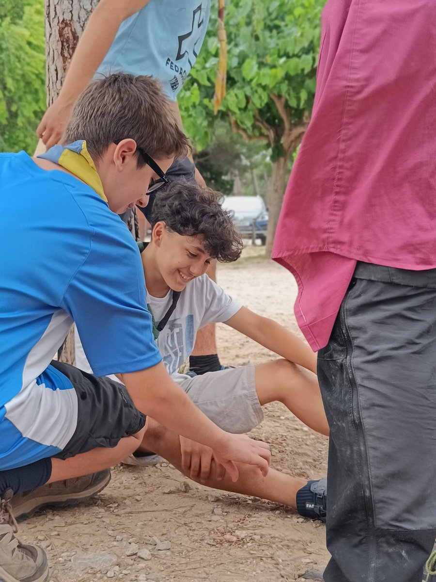 AESFX's tweet photo. Aquest cap de setmana la Secció de Raiers Sherpes hem fet l'última sortida del curs!🌞Hem gaudit d'una activitat de supervivència en entorns hostils, portada per membres de la unitat. ❄️Entre estones de bany 🤿, hem aprofitat per encaminar la ruta per patrulles a la Vall Ferrera. https://t.co/hOhPJYe04T