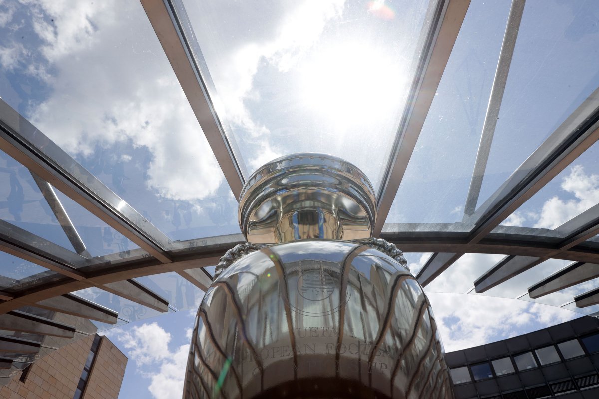 🤳🏆⚽ Selfiespot am #ltnrw. Zur Einstimmung auf die #EURO 2024 stellt der Landtag Nordrhein-Westfalen bis morgen, 13. Juni, den EM-Pokal als Giant Trophy auf den Vorplatz aus. Präsident André Kuper hat den Cup präsentiert. 

landtag.nrw.de/home/aktuelles…
