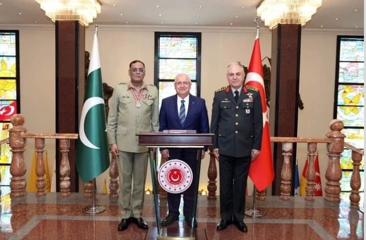 Milli Savunma Bakanı Yaşar Güler, Pakistan Genelkurmay Başkanı Orgeneral Sahir Şemşad'ı karşıladı. Genelkurmay Başkanı Metin Gorak'ın daveti üzerine Ankara'ya gitti. 
#pakistan #Türkiye
