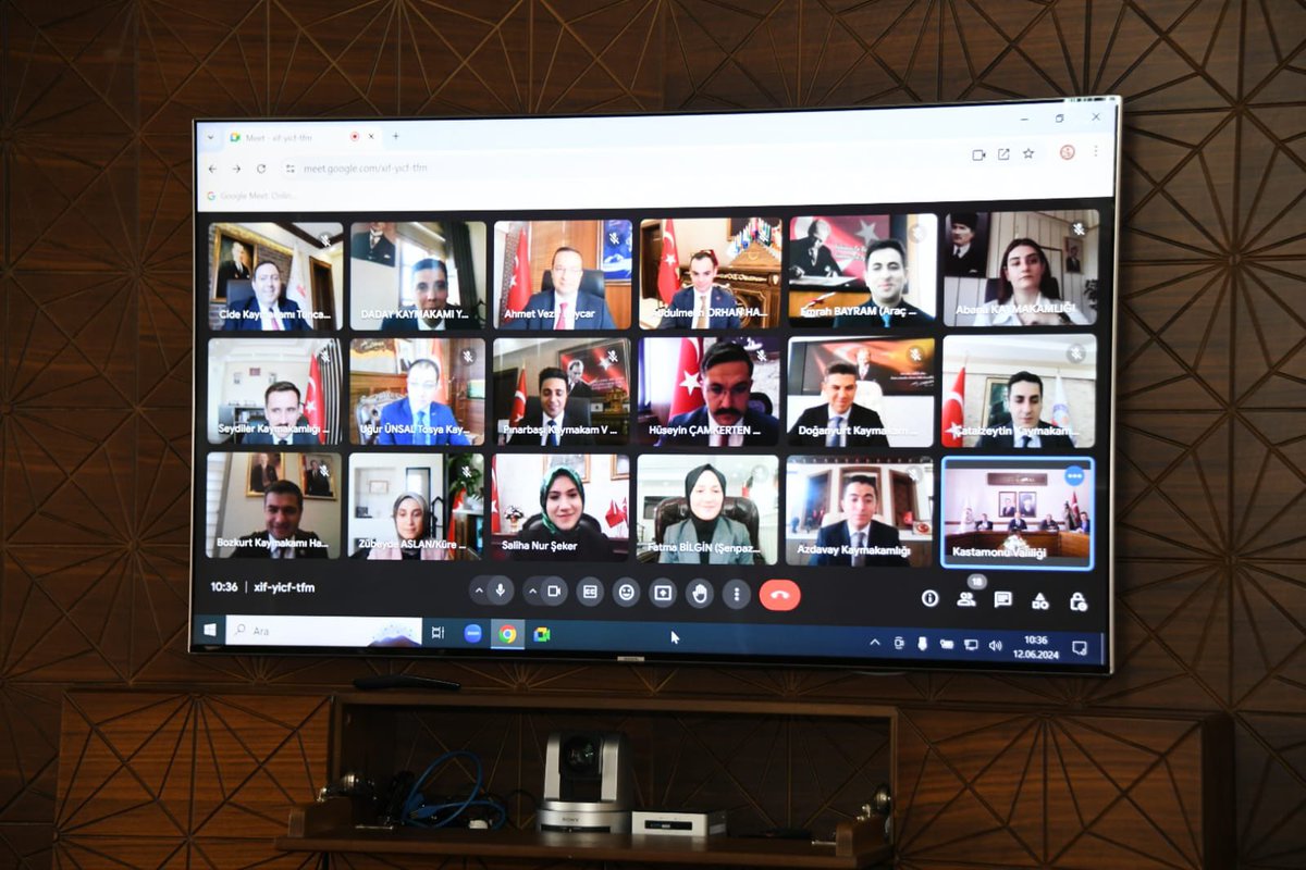 T.C Kimlik Kartları Yaygınlaştırma toplantısı Valimiz <a href="/MeftunDalli/">Meftun Dallı</a> başkanlığında, Vali Yardımcılarımız ve Kaymakamlarımızın katılımı ile VKS üzerinden yapıldı.

<a href="/TCNufus/">Nüfus ve Vatandaşlık İşleri Genel Müdürlüğü</a>