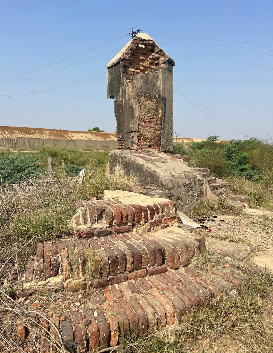 iamgurparvesh66's tweet photo. 82 : Serai Dagru opposite Side of Dagru Railway Crossing on Moga-Ferozepore Road

(Only Ruined Well Left, During childhoot i saw there were rooms also ,Now Nothing left.
 Badly Ruined Well needs to be repaired

Serai was built by Sher Shar Suri in  1543  
#Moga #Heritage #Dagru https://t.co/UGqTcBMUwY