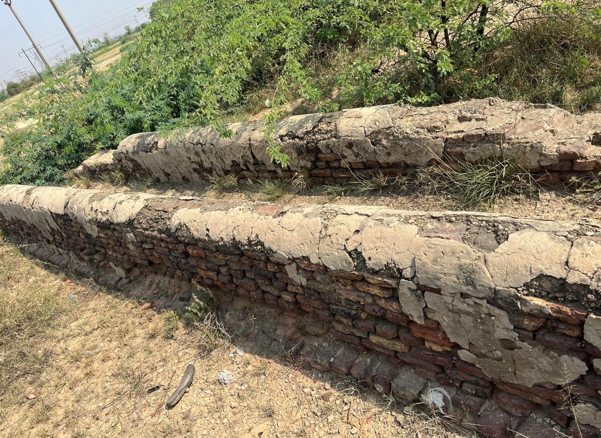 iamgurparvesh66's tweet photo. 82 : Serai Dagru opposite Side of Dagru Railway Crossing on Moga-Ferozepore Road

(Only Ruined Well Left, During childhoot i saw there were rooms also ,Now Nothing left.
 Badly Ruined Well needs to be repaired

Serai was built by Sher Shar Suri in  1543  
#Moga #Heritage #Dagru https://t.co/UGqTcBMUwY